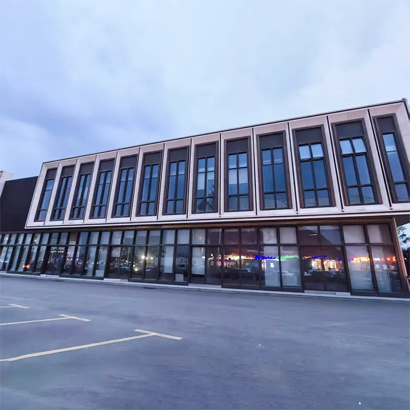 Ce este sticla de perete cortină și cum poate transforma clădirile comerciale moderne